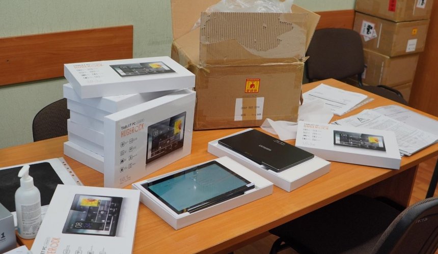 Школи Бучанської громади отримали 150 планшетів від німецького міста-побратима