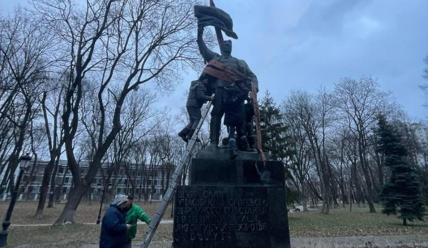 У Києві в Маріїнському парку знесли радянський пам'ятник