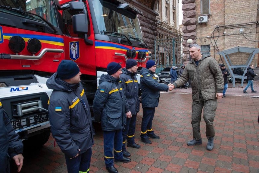 Сьогодні, 27 грудня, Київ отримав допомогу від міжнародних партнерів — від двох міст-побратимів столиця отримала нові пожежно-рятувальні автомобілі та сміттєвози