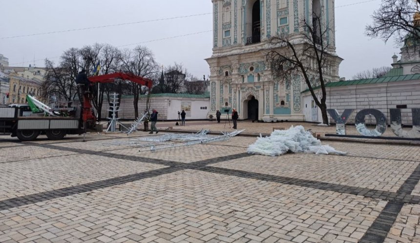 На Софійській площі у Києві почали встановлювали головну новорічну ялинку країни: фото