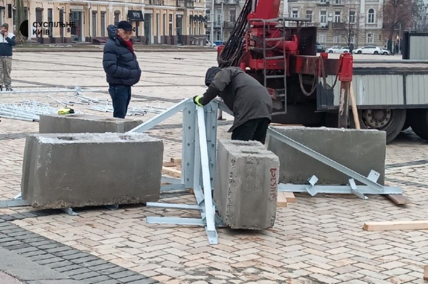 На Софійській площі у Києві почали встановлювати новорічну ялинку: фото