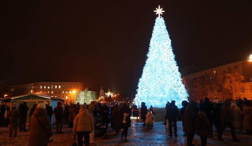 Білосніжна ялинка засяяла на Софійській площі