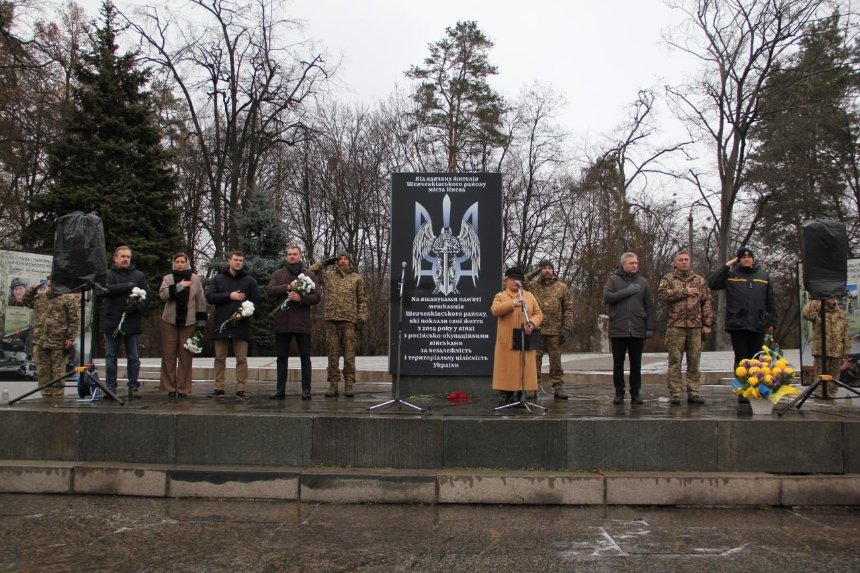 У парку “Нивки” у Києві відкрили другу чергу Алеї пам’яті героїв — захисників Шевченківського району: фото