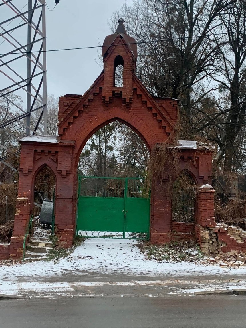 Кияни просять зберегти історичну огорожу Байкового кладовища: петиція