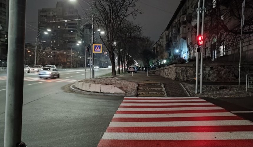 На Солом'янці облаштували безбар’єрний світлофор: фото