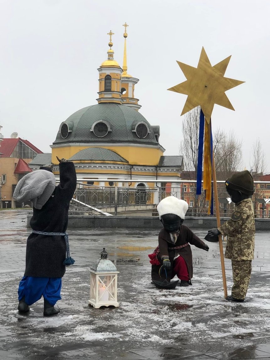 Скульптури малюків-засновників Києва переодягнули до Різдва та Нового року: фото