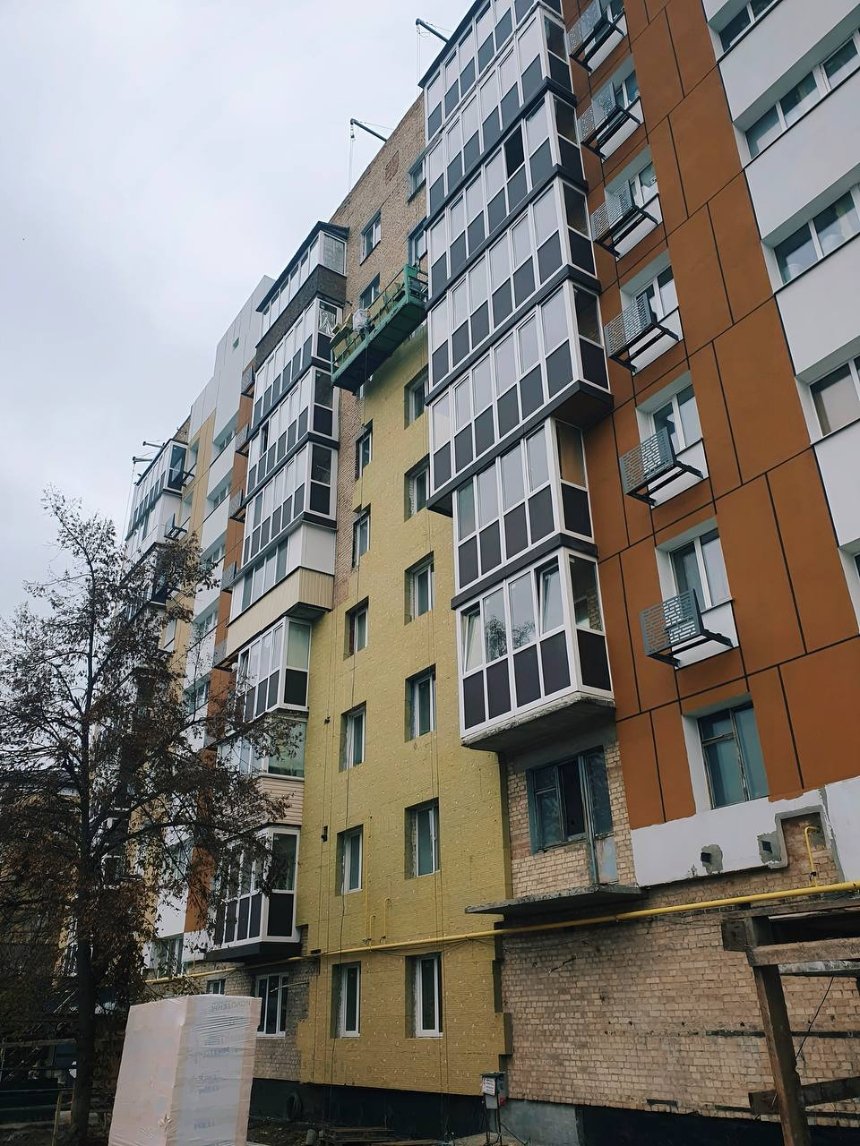 У Бородянці триває капітальний ремонт будинку для 254 сімей