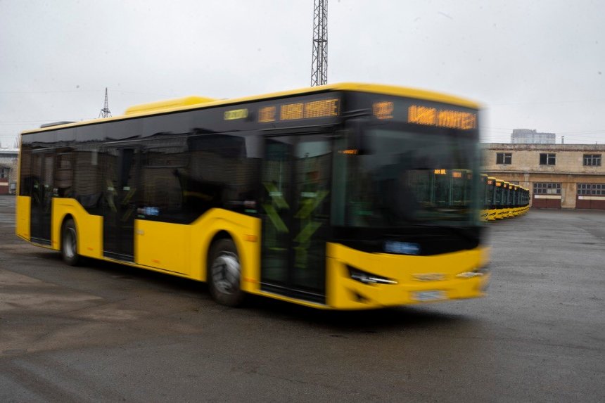 У Києві на маршрути вийшли нові трамваї та 20 турецьких автобусів