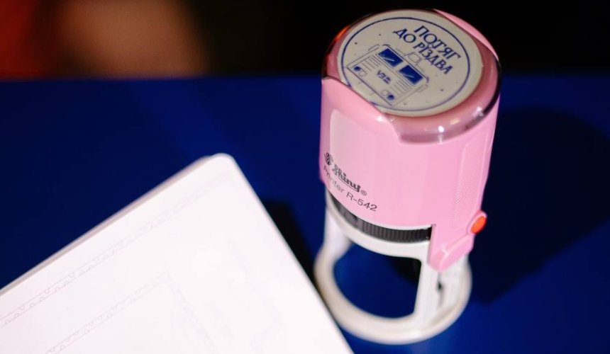 Укрзалізниця запустила святковий штамп "Потяг до Різдва" на вокзалах Києва: як отримати