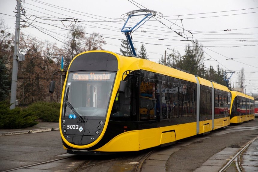У Києві на маршрути вийшли нові трамваї та 20 турецьких автобусів