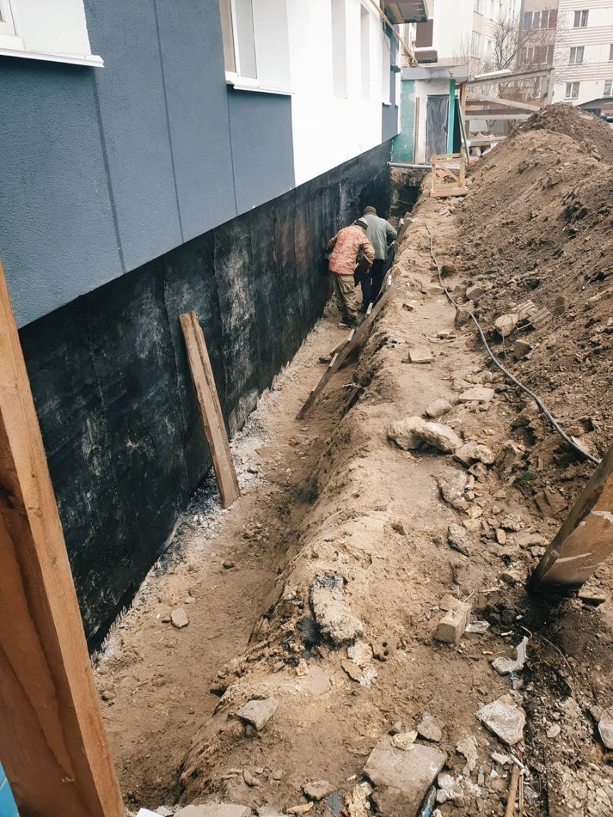 У Бородянці триває капітальний ремонт будинку для 254 сімей