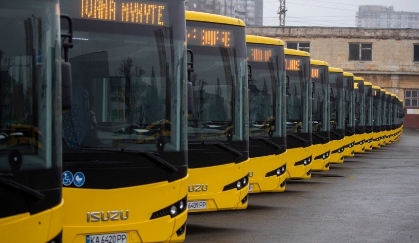 У Києві на маршрути вийшли нові трамваї та 20 турецьких автобусів: як вони виглядають