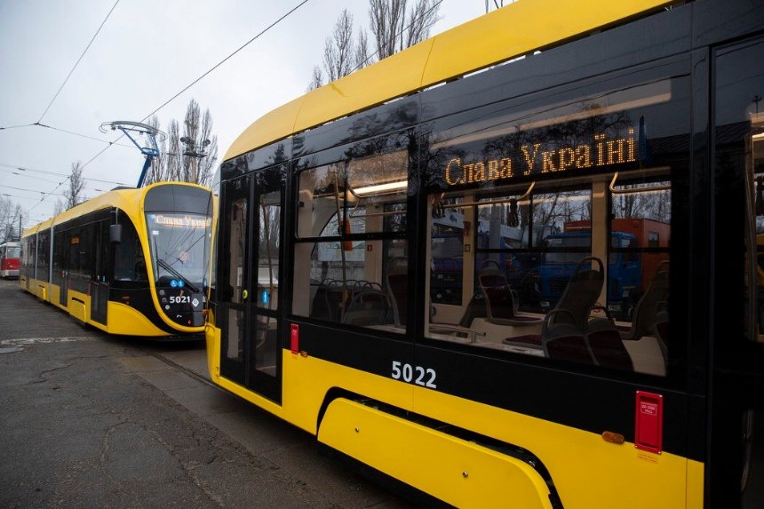 У Києві на маршрути вийшли нові трамваї та 20 турецьких автобусів