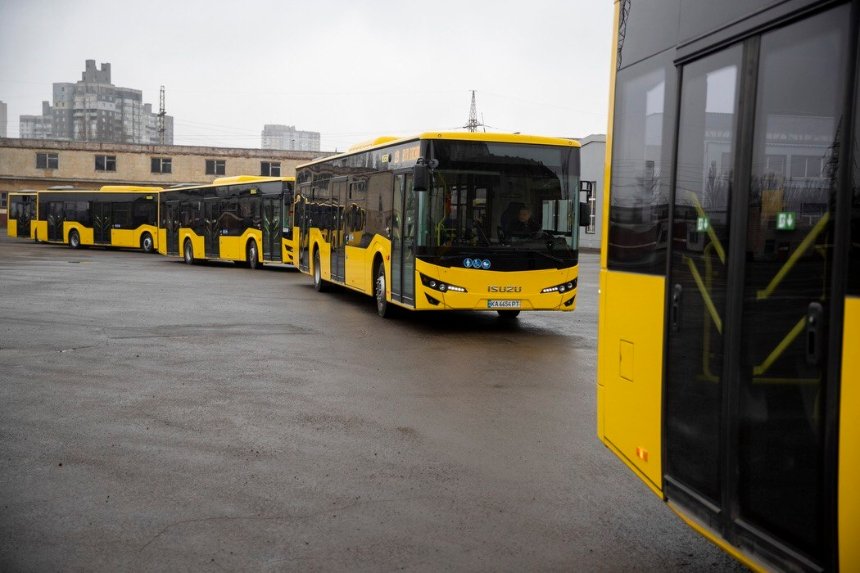 У Києві на маршрути вийшли нові трамваї та 20 турецьких автобусів