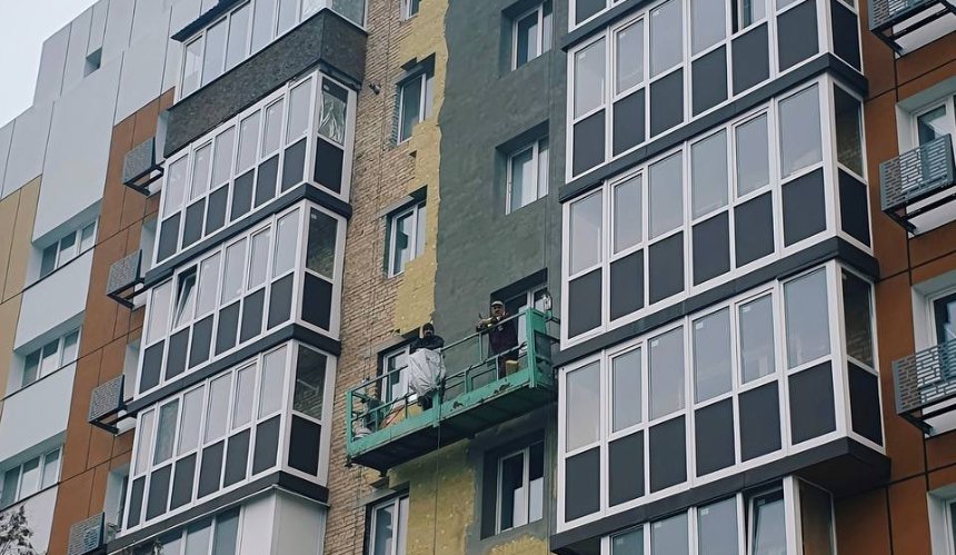 У Бородянці триває капітальний ремонт будинку для 254 сімей: що вже зробили