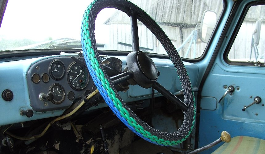 Укрпошта виставляє на аукціони автораритети: у продажу ГАЗ-52 1979 року та Volvo-легенда