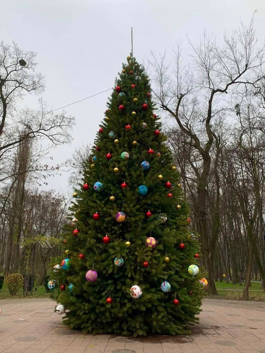 У Києві засяяли святкові ялинки у всіх районах