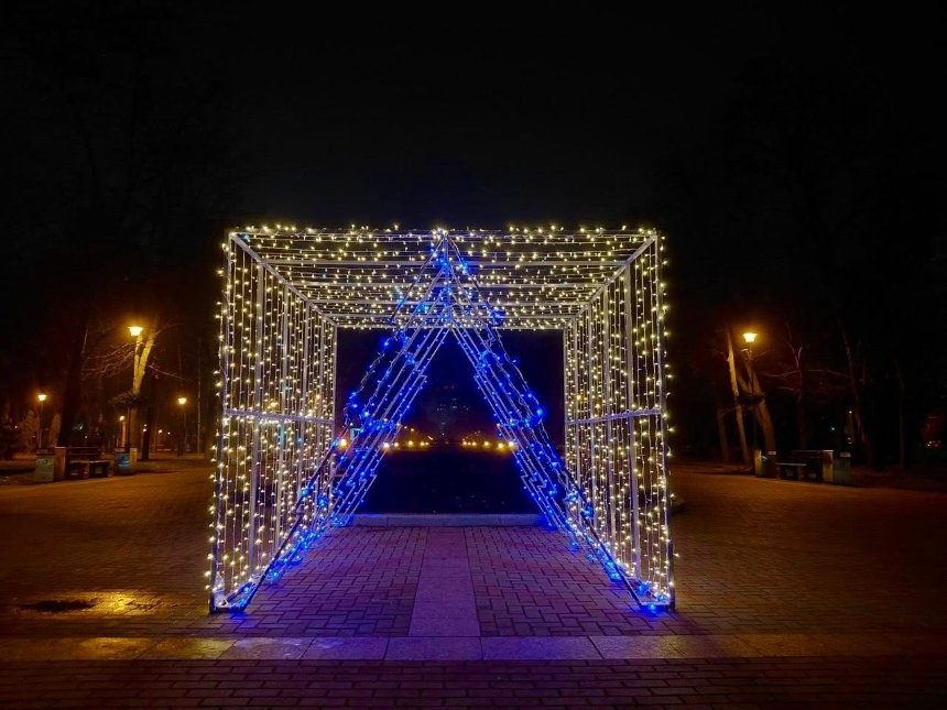 У Києві засяяли святкові ялинки у всіх районах