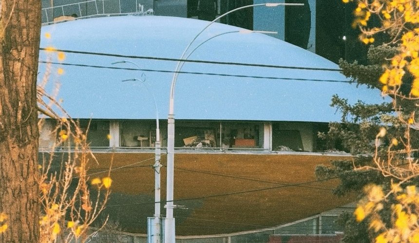 На Либідській у "Літаючій тарілці" демонтували усі вікна: фото