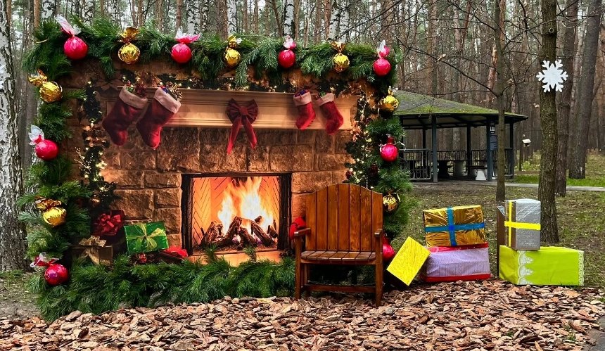 У Києві засяяли святкові ялинки у всіх районах: де шукати новорічні локації