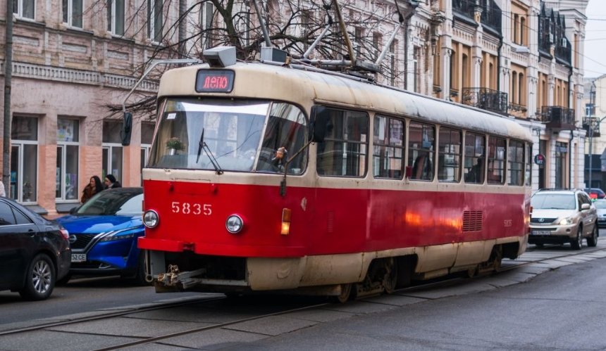 Деякі трамваї змінять маршрути через ремонт на вулиці Кирилівській: схеми