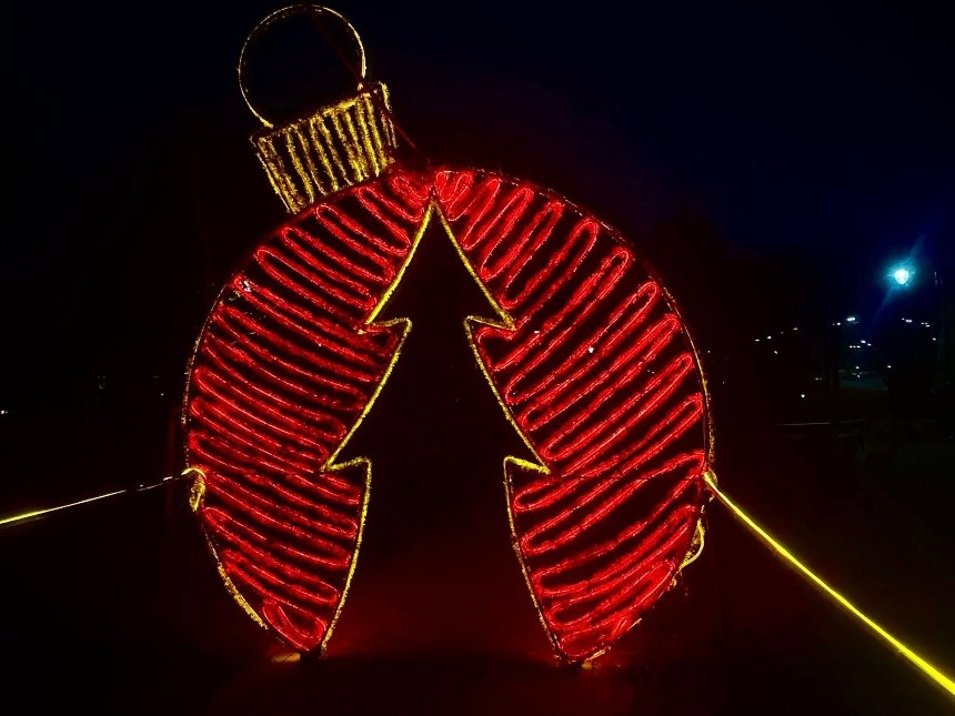 У Києві засяяли святкові ялинки у всіх районах