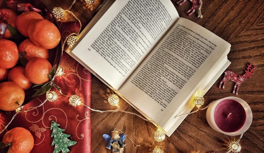 Зимові збірки, захопливі трилери й ромкоми: що почитати про Різдво і свята