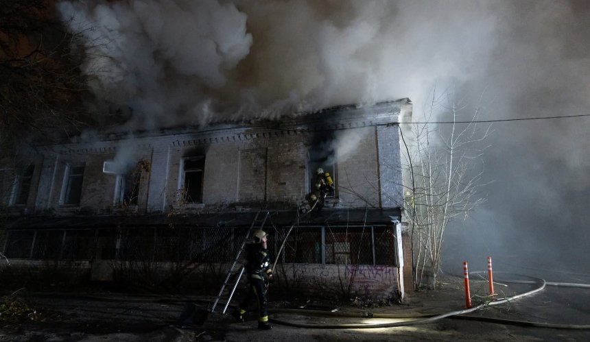 У центрі Києва горіла 125-річна садиба Сидорова, яку продають під забудову: що відомо