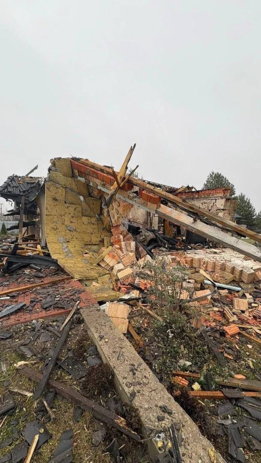 Родина цілий тиждень намагалася знайти улюбленицю під уламками спальні, куди прийшовся максимальний удар дрона. Родина цілий тиждень намагалася знайти улюбленицю під уламками спальні, куди прийшовся максимальний удар дрона.