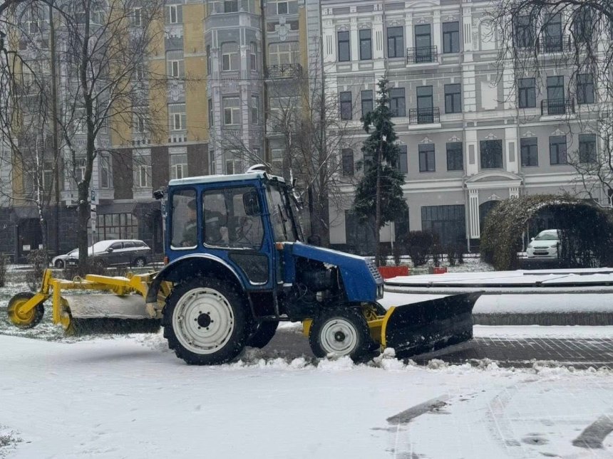 У Києві прибирають сніг У Києві прибирають сніг