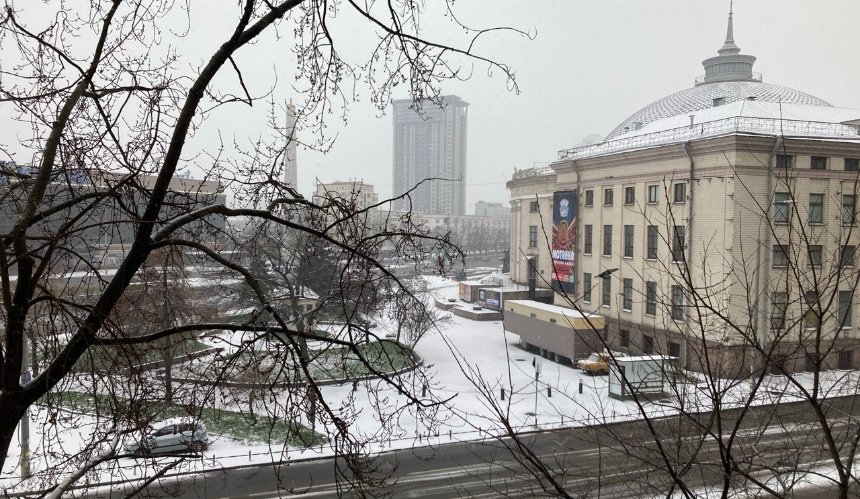 У Києві випав перший сніг: оголошено I рівень небезпечності через ожеледицю