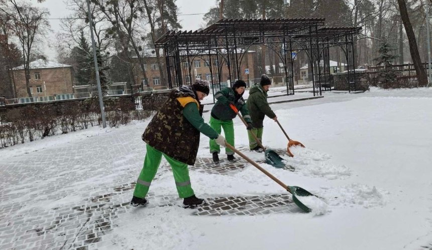 Засніжений Київ: як у столиці прибирають сніг на магістралях та тротуарах