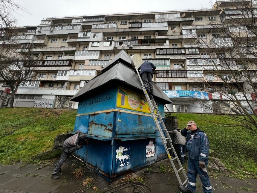 У Святошинському районі прибрали оригінальні МАФи У Святошинському районі прибрали оригінальні МАФи