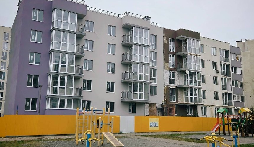 У Бучі триває відбудова пошкодженого обстрілами будинку: що вже зробили