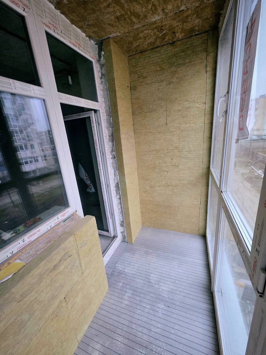 У Бучі триває відбудова пошкодженого обстрілами будинку