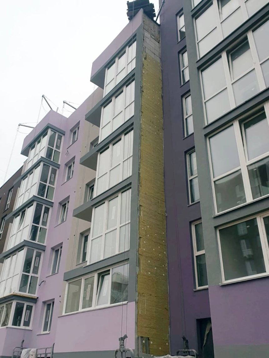 У Бучі триває відбудова пошкодженого обстрілами будинку