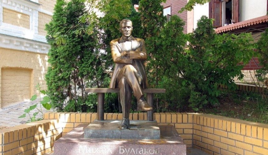 Пам'ятник Булгакову та написи на Житньому ринку: у Києві усунуть ще 15 радянських об’єктів