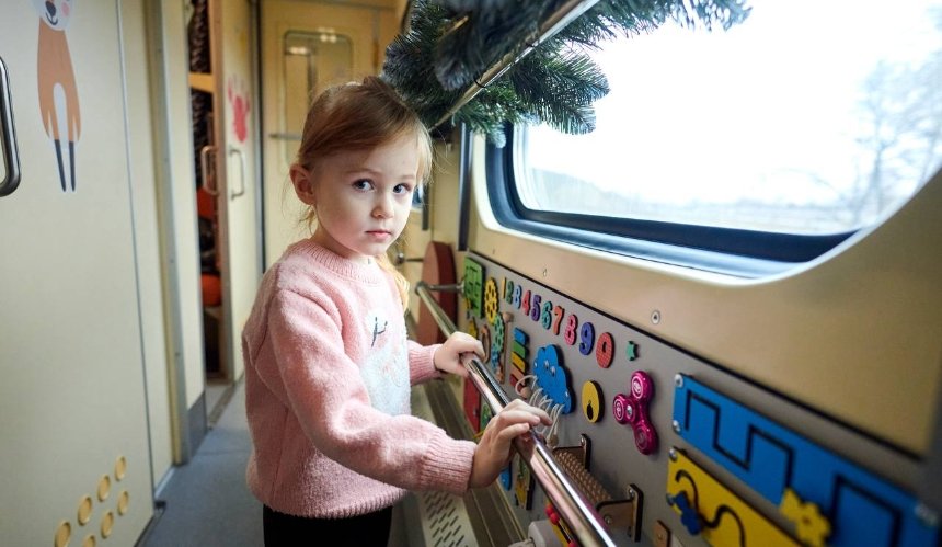 Укрзалізниця запустила ще два дитячі вагони у поїзді з Києва до Карпат: як вони виглядають