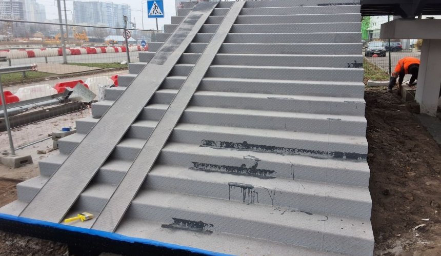 У Києві на Саперно-Слобідській будують пішохідний міст без ліфтів з пандусом у 45°: фото