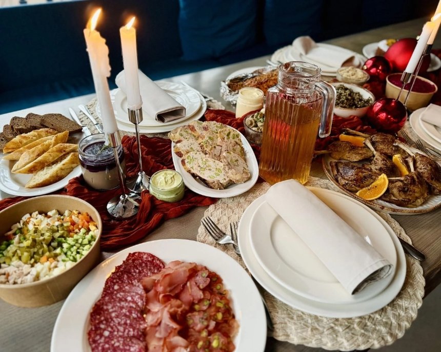 Новорічні кошики від кафе "Моменти" у Києві Новорічні кошики 2025-2026: де замовити готові страви до святкового столу