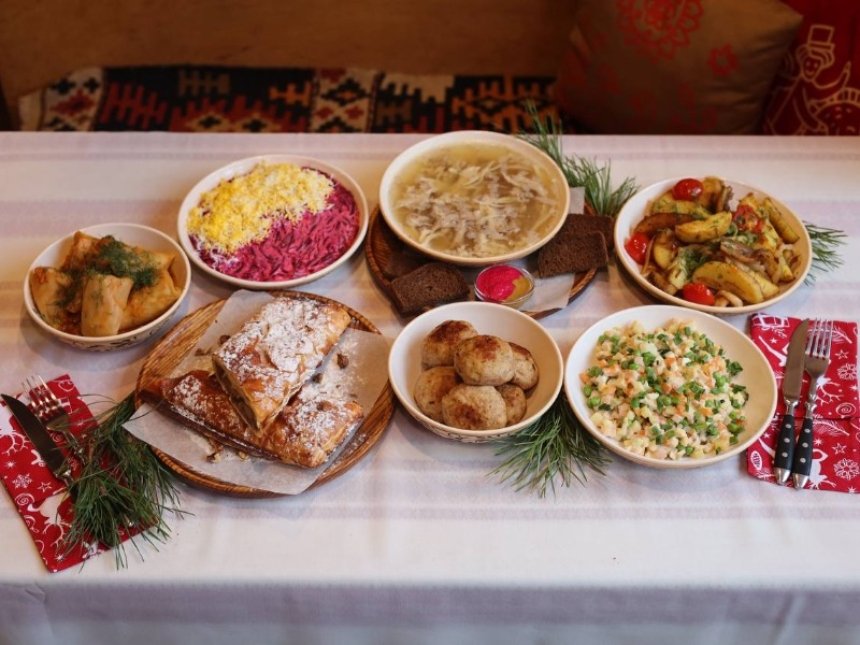 Новорічні кошики 2025-2026: де замовити готові страви до святкового столу