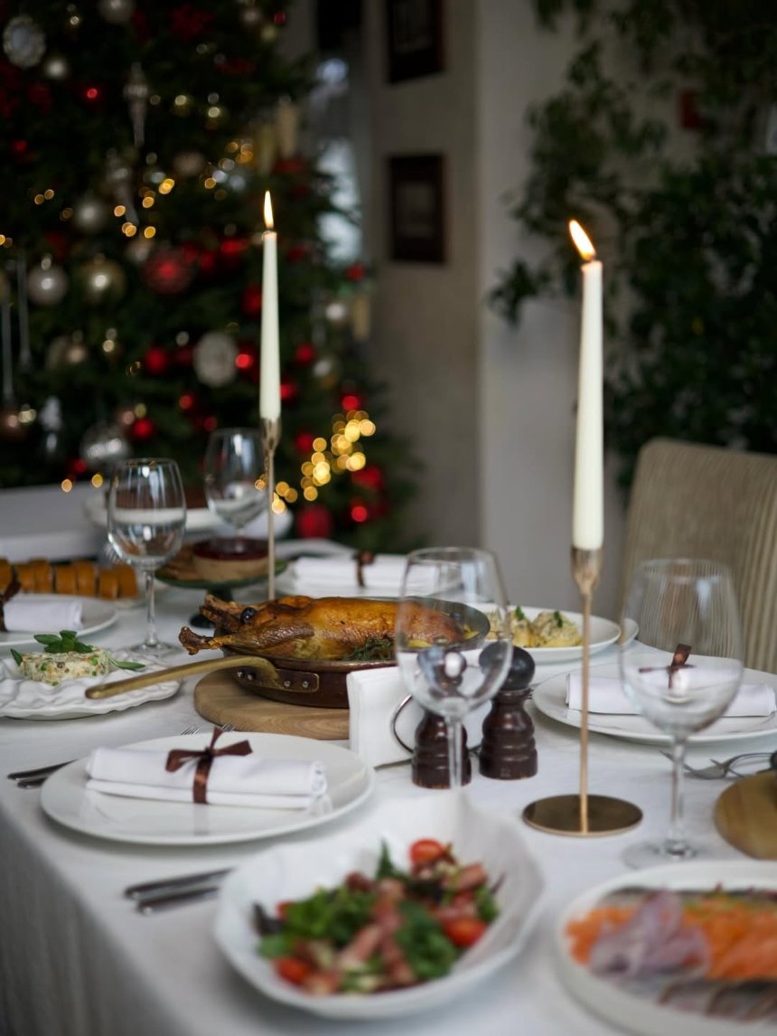 Святковий бокс від ресторану "Прага" у Києві Новорічні кошики 2025-2026: де замовити готові страви до святкового столу