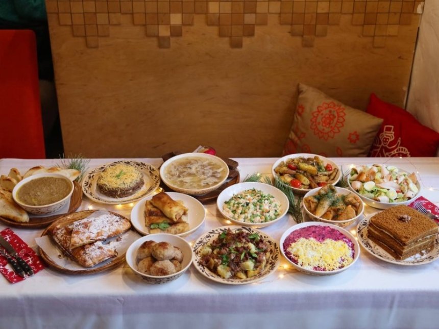 Новорічні набори від вареничної "Балувана Галя" у Києві Новорічні кошики 2025-2026: де замовити готові страви до святкового столу