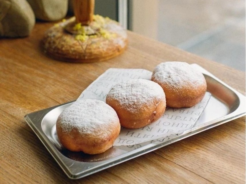 Святкова випічка до столу від пекарні "СПЕЛЬТА" у Києві Новорічні кошики 2025-2026: де замовити готові страви до святкового столу