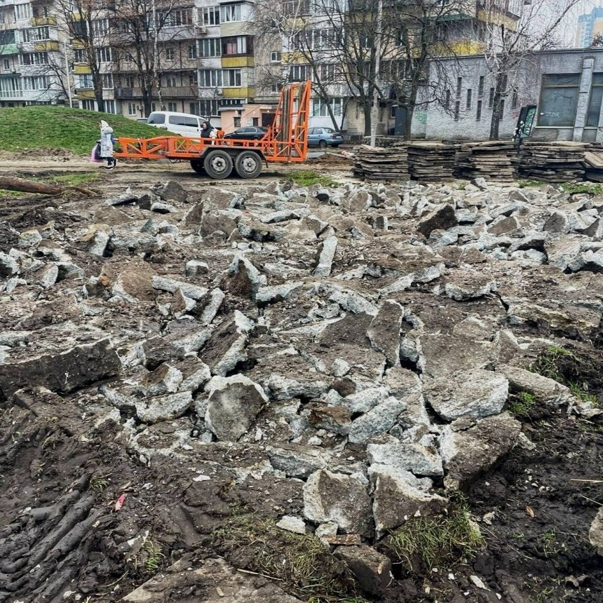 У Подільському районі техніка розчищає територію після демонтажу МАФів У Подільському районі техніка розчищає територію після демонтажу МАФів