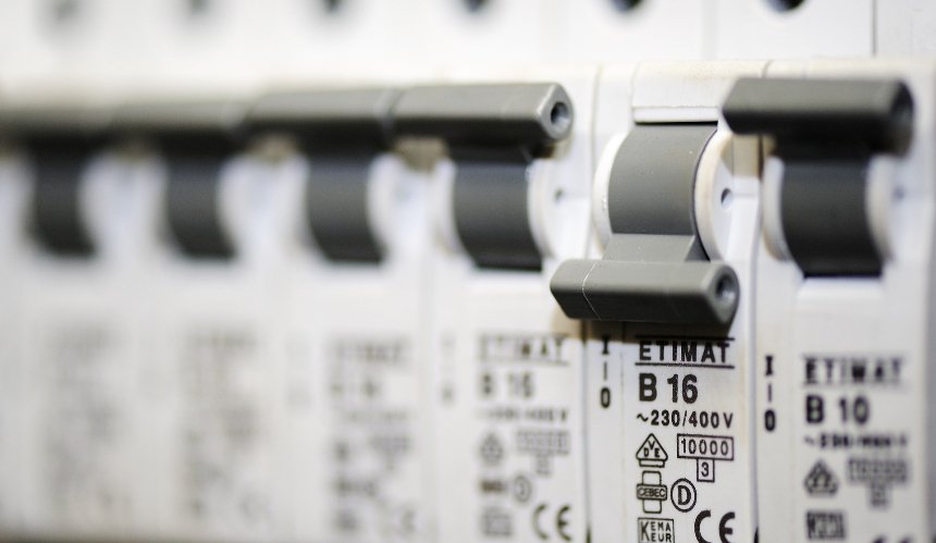 Світло у Києві: Правий берег повертається до графіків, на Лівому — екстрені відключення