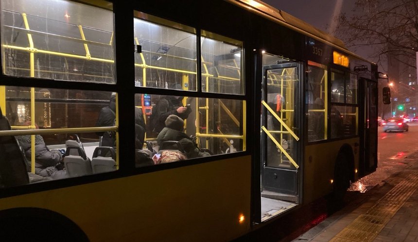 На Лівому березі Києва обмежили рух транспорту через знеструмлення: які схеми