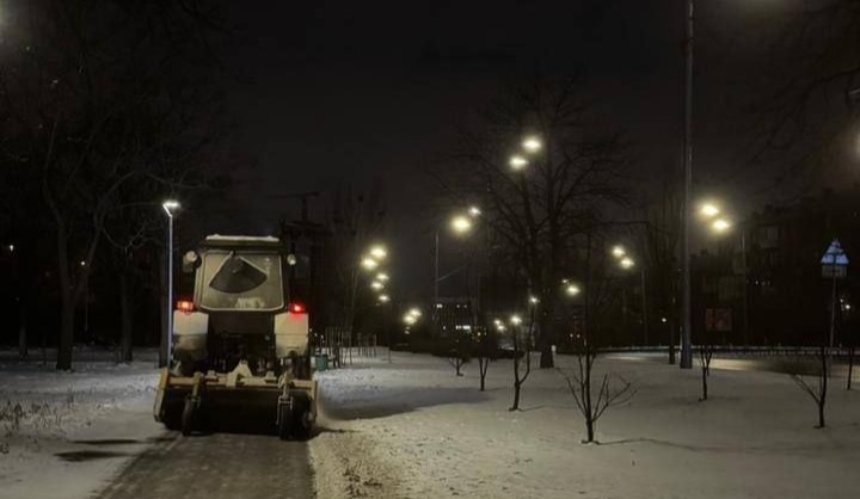 Київ проти ожеледиці: як спецмашини та тисячі комунальників розчищають місто