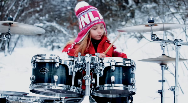 9-летняя жительница Киевщины сыграла барабанный кавер на SOAD в заснеженном лесу (видео)