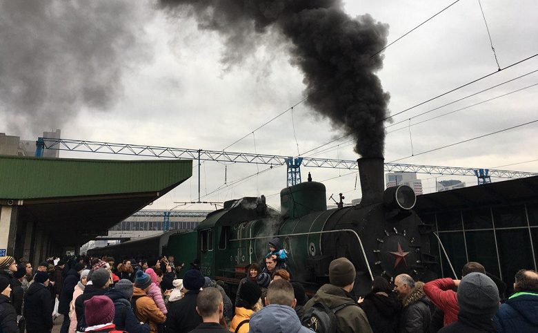В Рождество киевлян прокатили на ретро-поезде (фото, видео)